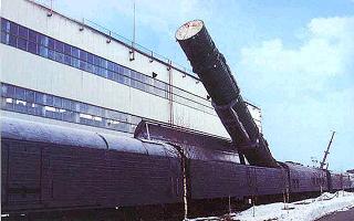 Бронепоезд - Ракетоносец - замаскированный под грузовой поезд